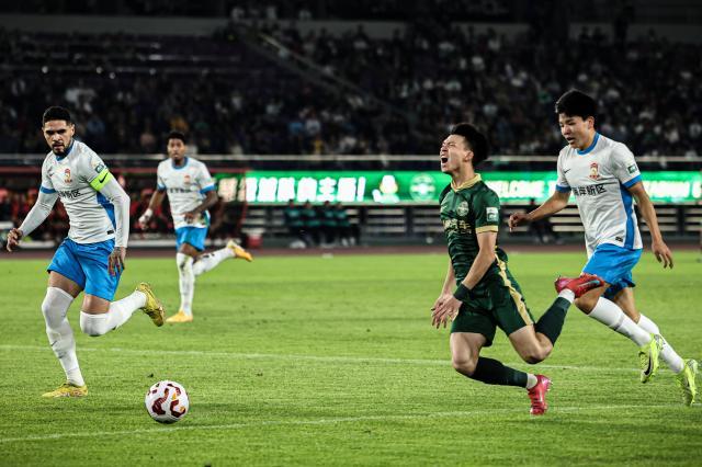 开云体育官网-领跑本土射手榜！中超新星王钰栋的上限在哪儿？